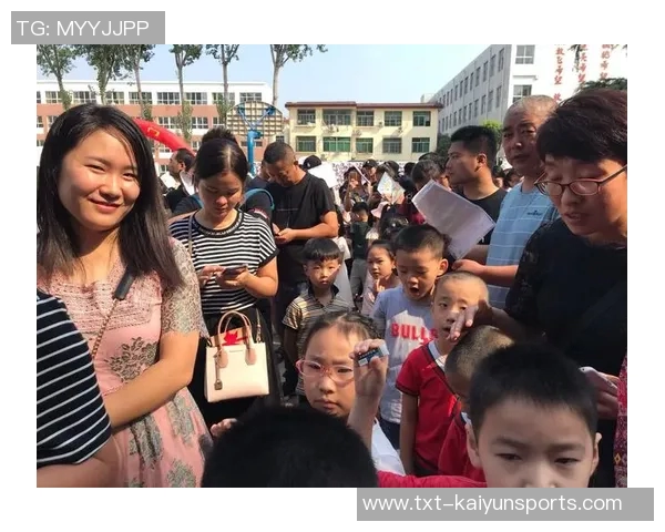 小时候的足球明星小卡成长记：从梦想起航到绿茵场上的辉煌之路